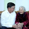 Thường trực Ban Bí thư Trần Cẩm Tú thăm, chúc Tết Mẹ Việt Nam Anh hùng Nguyễn Thị Sự. (Ảnh: Phương Hoa/TTXVN)