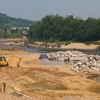Thi công kè sông Trường (Bắc Trà My, Quảng Nam tháng 3/2023. (Ảnh: Đoàn Hữu Trung/TTXVN)