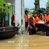 Lực lượng Bộ đội Biên phòng thành phố Đà Nẵng giúp dân vùng lũ vận chuyển tài sản đến nơi an toàn. (Ảnh: Trần Tĩnh/TTXVN)