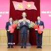 Ông Lê Minh Hưng, Ủy viên Bộ Chính trị, Bí thư Trung ương Đảng, Trưởng Ban Tổ chức Trung ương trao quyết định của Bộ Chính trị cho ông Nguyễn Hoài Anh (trái) và ông Nguyễn Hồng Phong (phải). (Ảnh: Việt Hoàng/TTXVN)