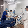 Lãnh đạo đặc khu Phú Quốc thăm hỏi nạn nhân đang chăm sóc, điều trị tại bệnh viện trên đảo Phú Quốc. (Ảnh: TTXVN phát)