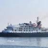 Tàu du lịch Noble Caledonia-Island Sky cập Cảng Quy Nhơn. (Ảnh: Sỹ Thắng/TTXVN)