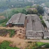 Khu nhà xưởng sản xuất than cũ tại thôn Đào Kiều 1, xã Thịnh Hưng (Yên Bình, Yên Bái) nằm dọc theo Quốc lộ 70 và khu dân cư. (Ảnh: TTXVN phát)