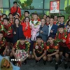 Lãnh đạo Cục Thể dục thể thao và người hâm mộ chụp ảnh lưu niệm cùng đội tuyển Việt Nam. (Ảnh: Phan Phương/TTXVN)
