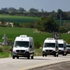 Đoàn xe chở thi thể các con tin được Phong trào Hamas trao trả theo thỏa thuận ngừng bắn với Israel di chuyển trên tuyến đường ở miền Nam Israel ngày 20/2. (Ảnh: THX/TTXVN)