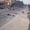 Hai thanh niên không đội mũ bảo hiểm, lái xe lạng lách gây tai nạn nguy hiểm