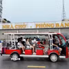 Các du khách đi xe điện ra cảng tàu để lên tàu trở về đất liền. (Ảnh: Thu Báu/TTXVN phát)