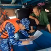 Lực lượng chức năng Bộ tư lệnh Vùng Cảnh sát biển 4 lập biên bản tạm giữ phương tiện chở dầu trái phép. (Ảnh: TTXVN phát)