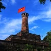 Quốc kỳ tung bay trên Cột cờ Hà Nội. (Nguồn: TTXVN)