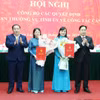 Các đồng chí Thường trực Tỉnh ủy tặng hoa chúc mừng bà Lường Thị Vân Anh và bà Dương Tú Anh. (Nguồn: Báo Sơn La)