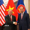 Đại sứ Lào Phoukhong Sisoulath (trái) và Đại sứ Việt Nam tại Washington Nguyễn Quốc Dũng chụp ảnh chung. (Ảnh: Ngọc Quang/TTXVN)