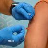 Tiêm vaccine phòng bệnh. (Ảnh: THX/TTXVN)