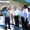Thủ tướng Phạm Minh Chính kiểm tra Dự án tuyến đường cao tốc đoạn Quảng Ngãi-Hoài Nhơn. (Ảnh: Dương Giang/TTXVN)