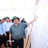 Thủ tướng Phạm Minh Chính kiểm tra tiến độ thi công dự án xây dựng đường cất hạ cánh số 2 Cảng hàng không Phù Cát (Gia Lai). (Ảnh: Dương Giang/TTXVN)