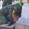 Lấy mẫu ở phần mộ liệt sỹ. (Ảnh minh họa. Nguồn: TTXVN)