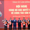 Lãnh đạo tỉnh ủy Lâm Đồng trao quyết định bổ nhiệm cho các cán bộ tại Hội nghị. (Ảnh: Nguyễn Dũng/TTXVN)