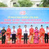 Lãnh đạo Thành phố Hồ Chí Minh cắt băng khai mạc triển lãm. (Ảnh: Liên Sơn/TTXVN)