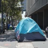 Lều trại của người vô gia cư ở trên vỉa hè tại California, Mỹ. (Ảnh: THX/TTXVN)