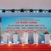Các đại biểu thực hiện nghi thức khởi công dự án. (Ảnh: Ngọc Thiện/TTXVN)