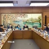 Đoàn đại biểu Quốc hội thành phố Hà Nội thảo luận ở tổ. (Ảnh: Doãn Tấn/TTXVN)