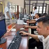Cán bộ Trung tâm phục vụ hành chính công xã Nam Cường (tỉnh Hưng Yên) thực hiện thủ tục hành chính cho người dân. (Ảnh: Thu Hoài/TTXVN)
