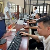 Cán bộ Trung tâm phục vụ hành chính công xã Nam Cường (tỉnh Hưng Yên) thực hiện thủ tục hành chính cho người dân trong ngày đầu thực hiện mô hình chính quyền địa phương 2 cấp. (Ảnh: Thu Hoài/TTXVN)