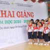 Các bệnh nhi tham gia Lớp học Hoa hướng dương hát Quốc ca trong Lễ khai giảng năm học mới 2025-2026. (Ảnh: Đinh Hằng/TTXVN)