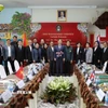 Đại sứ Phạm Việt Hùng (giữa) chụp ảnh lưu niệm với Ban lãnh đạo nhà trường cùng lãnh đạo Hội người Việt Nam tại Thái Lan và Hội người Việt Nam tỉnh Udon Thani. (Ảnh: TTXVN phát)
