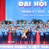 Tổng Bí thư Tô Lâm tặng hoa chúc mừng Ủy ban Trung ương Hội Liên hiệp Thanh niên Việt Nam khóa IX, nhiệm kỳ 2024-2029. (Ảnh: Thống Nhất/TTXVN)