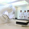 Các bác sỹ Bệnh viện Chợ Rẫy (Thành phố Hồ Chí Minh) và Bệnh viện Đa khoa Vĩnh Long (tỉnh Vĩnh Long) kiểm tra vận hành thử Hệ thống xạ trị bằng máy gia tốc tuyến tính điều trị ung thư. (Ảnh: Lê Thúy Hằng/TTXVN)
