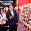 Chủ tịch Quốc hội Trần Thanh Mẫn kiểm tra khu trưng bày ảnh về hoạt động Quốc hội chuẩn bị cho Lễ trao giải. (Ảnh: Doãn Tấn/TTXVN)