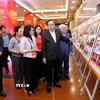Chủ tịch Quốc hội Trần Thanh Mẫn kiểm tra khu trưng bày ảnh về hoạt động của Quốc hội chuẩn bị cho Lễ trao giải. (Ảnh: Doãn Tấn/TTXVN)