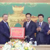 Tổng Bí thư Tô Lâm tặng quà cho Đảng bộ, chính quyền và nhân dân tỉnh Hưng Yên. (Ảnh: Thống Nhất/TTXVN)