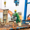 Máy móc, nhân lực của nhà thầu chia thành nhiều mũi, phấn đấu hoàn thành bệ trụ cầu Thượng Cát trước ngày 30/6/2026 và hợp long cầu dự kiến vào ngày 20/9/2026. (Ảnh: Trung Nguyên/TTXVN) 