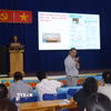 Các đại biểu trình bày về tầm quan trọng của thực phẩm gắn tick xanh trách nhiệm trong việc giảm thiểu rủi ro mất an toàn thực phẩm trong bữa ăn học đường. (Ảnh: Hương Giang/TTXVN)