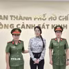 Công an Thành phố Hồ Chí Minh đọc quyết định khởi tố vụ án, khởi tố bị can và thi hành Lệnh bắt đối với bị can Trương Ngọc Ánh. (Ảnh: TTXVN phát)