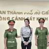 Công an Thành phố Hồ Chí Minh đọc quyết định khởi tố vụ án, khởi tố bị can và thi hành Lệnh bắt đối với bị can Trương Ngọc Ánh. (Ảnh: TTXVN phát)