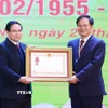 Thủ tướng Phạm Minh Chính trao tặng Huân chương Lao động hạng Ba cho Phó Giáo sư-Tiến sỹ Đào Xuân Cơ, Giám đốc Bệnh viện Bạch Mai. (Ảnh: Dương Giang/TTXVN)