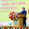 Thủ tướng Phạm Minh Chính chúc mừng đội ngũ cán bộ, bác sỹ, y sỹ nhân viên y tế. (Ảnh: Dương Giang/TTXVN)