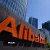 Biểu tượng Alibaba tại văn phòng của tập đoàn ở Bắc Kinh, Trung Quốc. (Ảnh: AFP/TTXVN)
