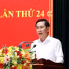 Phó Bí thư Thường trực Tỉnh ủy Ninh Thuận Phạm Văn Hậu thông qua Tờ trình của Ban Thường vụ về nội dung lấy ý kiến tại hội nghị. (Ảnh: Công Thử/TTXVN)