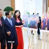 Thủ tướng Phạm Minh Chính và Chủ tịch Đảng Nhân dân Campuchia, Chủ tịch Thượng viện Campuchia Hun Sen tham quan trưng bày ảnh về quan hệ hợp tác giữa hai nước do TTXVN thực hiện. (Ảnh: Dương Giang/TTXVN)