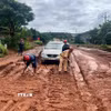 Lực lượng công an, dân quân địa phương khẩn trương dọn dẹp, khắc phục tình trạng sạt lở tràn ra Quốc lộ 14C gây ách tắc và nguy hiểm cho người tham gia giao thông. (Ảnh: TTXVN phát)