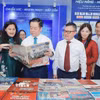 Ông Nguyễn Trọng Nghĩa, Ủy viên Bộ Chính trị, Bí thư Trung ương Đảng, Trưởng Ban Tuyên giáo và Dân vận Trung ương tham quan gian trưng bày của TTXVN tại Hội báo toàn quốc 2025. (Ảnh: Minh Quyết/TTXVN)
