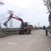 Đơn vị thi công dự án kè chống sạt lở trên địa bàn phường Hiệp Thành, tỉnh Cà Mau. (Ảnh: Chanh Đa/TTXVN)