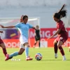 Pha tranh bóng của cầu thủ hai đội. (Ảnh: Hoàng Ngọc/TTXVN)