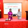 Ông Trần Viết Hoàn - cận vệ của Bác Hồ, nguyên Giám đốc Khu Di tích Chủ tịch Hồ Chí Minh tại Phủ Chủ tịch trao tặng hiện vật chiếc máy chữ cho Khu Di tích. (Ảnh: TTXVN phát)