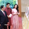 Thủ tướng Phạm Minh Chính và Quốc vương Bhutan Jigme Khesar Namgyel Wangchuck tham quan trưng bày ảnh về quan hệ hợp tác giữa hai nước do Thông tấn xã Việt Nam thực hiện. (Ảnh: Dương Giang/TTXVN)
