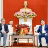 Chủ tịch UBND tỉnh Quảng Ninh Bùi Văn Khắng (bên phải) tiếp xã giao ông Bodo Ramelow, Phó Chủ tịch Quốc hội Cộng hòa Liên bang Đức. (Ảnh: Văn Đức/TTXVN)