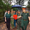 Di chuyển hài cốt liệt sỹ về nơi an táng tại Nghĩa trang Liệt sỹ Phục Hòa, xã Phục Hòa, tỉnh Cao Bằng. (Ảnh: Phương Quyền/TTXVN)
